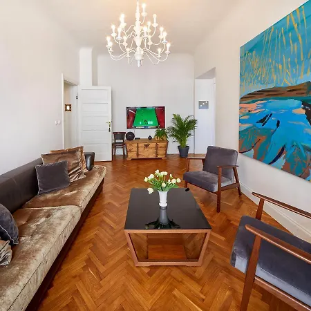 Charming And Art-filled With A Balcony *
