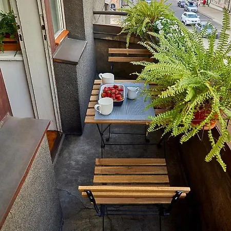 아파트 Charming And Art-filled With A Balcony *