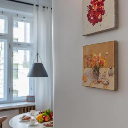 Charming And Art-filled With A Balcony *