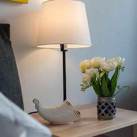 Апартаменты Charming And Art-filled With A Balcony *