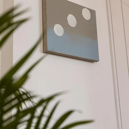 Apartamento Charming And Art-filled With A Balcony