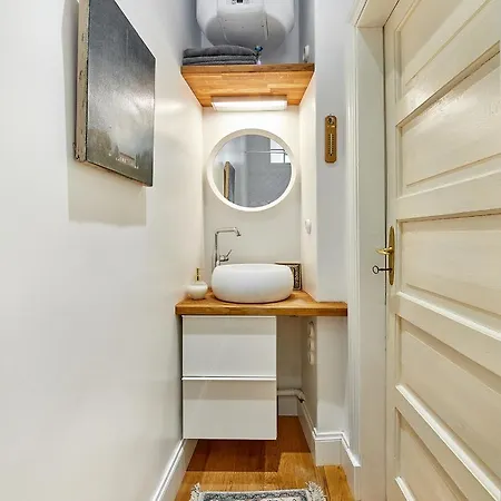 Charming And Art-filled With A Balcony *