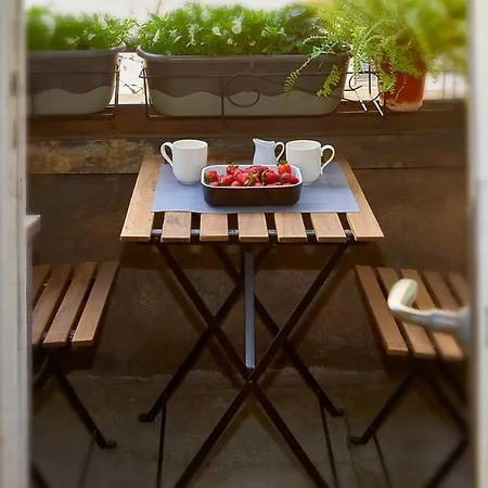 Charming And Art-filled With A Balcony 아파트 리가