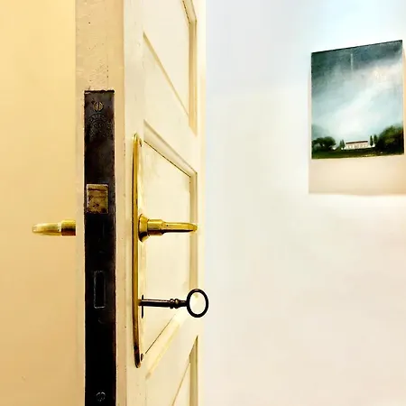 Charming And Art-filled With A Balcony 아파트 *