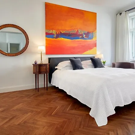 Charming And Art-filled With A Balcony Апартаменты