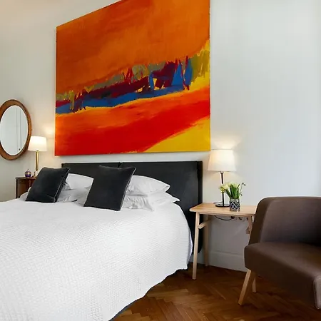 Charming And Art-filled With A Balcony *